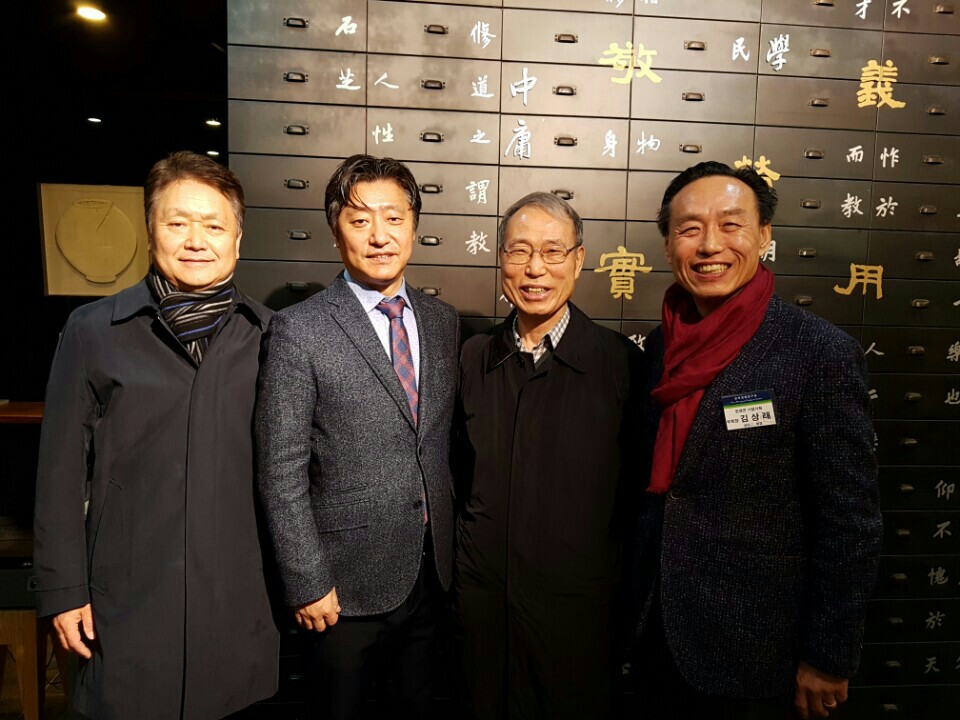 연사이신 이군희 교수님과.jpg